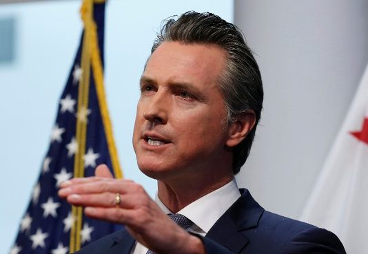 La Unión Americana de Libertades Civiles (ACLU) demandó al gobernador de California, Gavin Newsom, y al fiscal general Xavier Becerra, para obligarlos a detener las transferencias de migrantes.