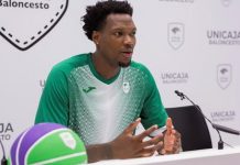 El ala-pívot estadounidense del Unicaja Deon Thompson se muestra "optimista" respecto a la situación generada por la pandemia de coronavirus