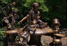 Detienen a un hombre que amenazaba con volar una estatua en Central Park La Policía de Nueva York ha detenido a una persona que había amenazado con volar la estatua en honor de la novela Alicia en el País de las Maravillas de Lewis Carroll.