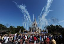 Disney World de Orlando dejará de pagar a unos 43.000 trabajadores sindicalizados a partir del 19 de abril debido a la crisis del coronavirus, aunque mantendrá sus beneficios de salud y otros por un año