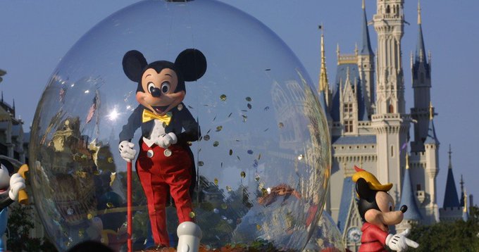 Walt Disney se ha visto obligada a cerrar parques tem&aacute;ticos y retrasar la producci&oacute;n de algunas de sus series o pel&iacute;culas.