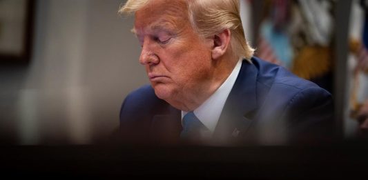 El presidente Donald Trump anunció este martes que estudia congelar los fondos que su Gobierno aporta a la Organización Mundial de la Salud en plena pandemia del COVID-19.