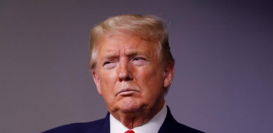 El presidente Donald Trump, firmó este martes un decreto con el objetivo de mantener el suministro de alimentos que obliga a plantas procesadoras de carne a seguir abiertas pese a haberse convertido en un foco de contagio del COVID-19.