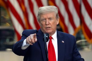 El presidente Donald Trump amenaz&oacute; este jueves a China con aranceles y asegur&oacute; haber visto pruebas que le permiten afirmar con un alto grado de confianza que el nuevo coronavirus se origin&oacute; en un laboratorio
