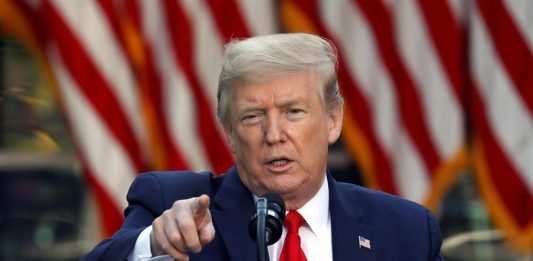 El presidente Donald Trump amenazó este jueves a China con aranceles y aseguró haber visto pruebas que le permiten afirmar con un alto grado de confianza que el nuevo coronavirus se originó en un laboratorio