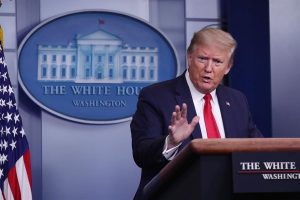 El presidente Donald Trump firm&oacute; este mi&eacute;rcoles una orden ejecutiva con la que suspende de forma temporal y con algunas excepciones la llegada al pa&iacute;s de inmigrantes con el pretexto de la pandemia del COVID-19.