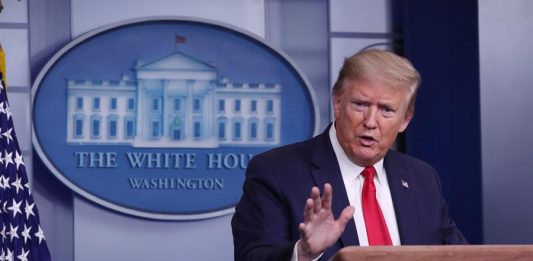 El presidente Donald Trump firmó este miércoles una orden ejecutiva con la que suspende de forma temporal y con algunas excepciones la llegada al país de inmigrantes con el pretexto de la pandemia del COVID-19.