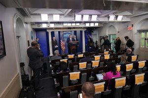 El presidente Donald Trump defendi&oacute; este domingo en Twitter su actuaci&oacute;n frente al coronavirus y arremeti&oacute; contra medios de comunicaci&oacute;n