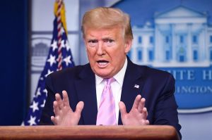El presidente Donald Trump contempla ya una paulatina reapertura de la economía que podría iniciarse a comienzos de mayo.