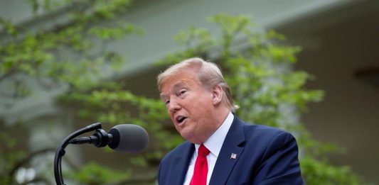 El presidente Donald Trump ordenó este martes, en plena pandemia de coronavirus, congelar los fondos que su Gobierno aporta a la Organización Mundial de la Salud.