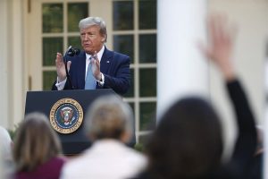 El presidente Donald Trump amenazó este miércoles con cerrar el Congreso si este sigue sin reunirse por la pandemia del COVID-19