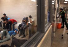 EE.UU. estudia liberar a algunos migrantes detenidos por pandemia de COVID-19 El Gobierno del presidente Donald Trump anunció este martes que estudia liberar a algunos migrantes considerados como población de riesgo que tiene bajo su custodia a causa del coronavirus.