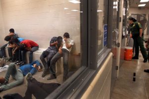 El Gobierno del presidente&nbsp; Donald Trump anunci&oacute; este martes que estudia liberar a algunos migrantes considerados como poblaci&oacute;n de riesgo que tiene bajo su custodia a causa del coronavirus.