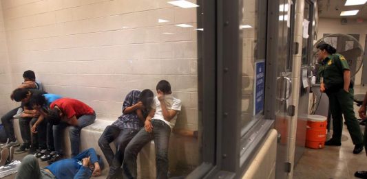 El Gobierno del presidente  Donald Trump anunció este martes que estudia liberar a algunos migrantes considerados como población de riesgo que tiene bajo su custodia a causa del coronavirus.