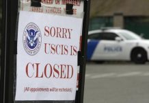 El Gobierno extiende hasta mayo el cierre de las oficinas de Inmigración En un comunicado, USCIS explicó que sus "oficinas enviarán notificaciones a los solicitantes que tienen citas de entrevista y ceremonias de naturalización ya programadas y que se han visto afectadas por este cierre".