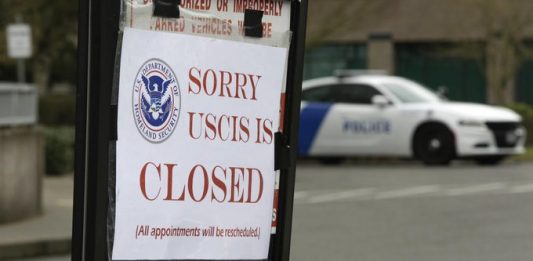 En un comunicado, USCIS explicó que sus "oficinas enviarán notificaciones a los solicitantes que tienen citas de entrevista y ceremonias de naturalización ya programadas y que se han visto afectadas por este cierre".
