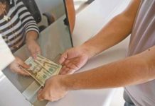 El coronavirus golpea las remesas con caída sin precedentes de un 20% El Banco Mundial explica esa caída en gran medida por la pérdida de empleos y salarios de los trabajadores migrantes.