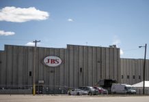 JBS en Greeley, permanece cerrada para ser sometida a una limpieza profunda luego de detectarse en esta empacadora de carne docenas de positivos de COVID-19.