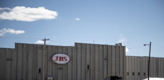 JBS en Greeley, permanece cerrada para ser sometida a una limpieza profunda luego de detectarse en esta empacadora de carne docenas de positivos de COVID-19.