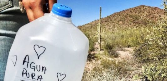 Durante todo el año voluntarios se adentran en parques nacionales y veredas cercanos a la frontera para colocar galones de agua y latas de comida, las cuales pueden significar la diferencia entre la vida y la muerte.