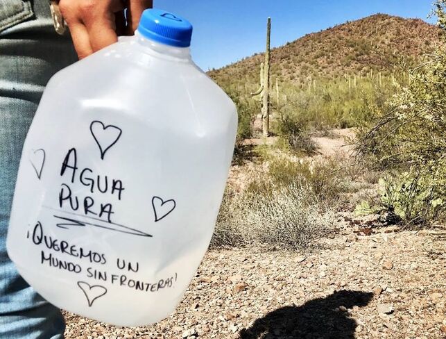 Durante todo el a&ntilde;o voluntarios se adentran en parques nacionales y veredas cercanos a la frontera para colocar galones de agua y latas de comida, las cuales pueden significar la diferencia entre la vida y la muerte.