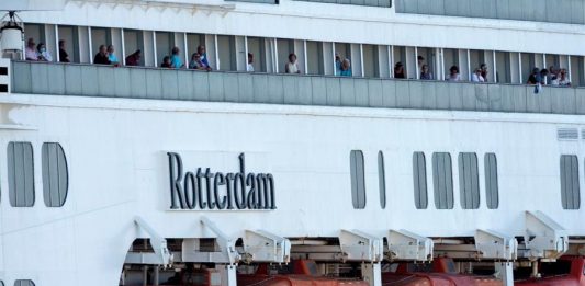 El crucero Rotterdam, que ayudó a aliviar la situación en el Zaandam, un barco de Holland America Line donde en pleno viaje murieron 4 pasajeros y se registró un brote de COVID-19, partió este viernes de Port Everglades