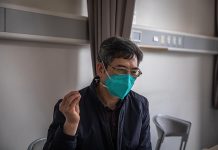 El doctor Hu Ke, especializado en enfermedades respiratorias, trata desde hace más de dos meses a pacientes críticos de COVID-19 en la ciudad de Wuhan, la cuna de una pandemia que todavía tiene en jaque al mundo.