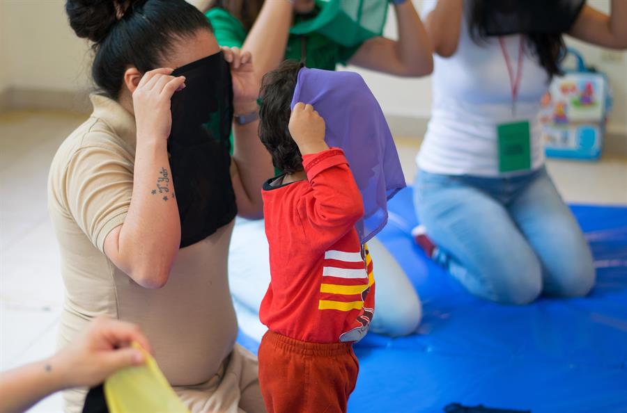Las autoridades penitenciarias sostienen que es mejor sacar a los niños de manera voluntaria, a lo que se oponen la ONG Reinserta.