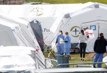 El hospital de campaña del Central Park teme un "segundo pico" de COVID-19 Tras las carpas blancas del hospital de campaña para enfermos de COVID-19 que se alza en el icónico Central Park de Nueva York, un equipo médico trabaja contrarreloj con necesidades "comparables" a las de una guerra