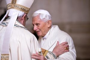 El papa emérito Benedicto XVI celebró hoy su 93 cumpleaños sin visitas debido a las medidas de precaución sobre el contagio de coronavirus