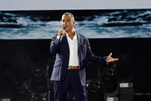 El mexicano Alejandro Fernández eligió el tema "Eso y más" para homenajear en su natalicio al fallecido cantante Joan Sebastian, y todo con una buena causa