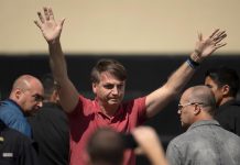 Bolsonaro ignora recomendaciones y participa en jornada de manifestaciones Jair Bolsonaro, volvió una vez más a ignorar las recomendaciones sanitarias de distanciamiento social en medio de la pandemia del coronavirus y participó este domingo de una de las varias manifestaciones que se realizaron a su favor