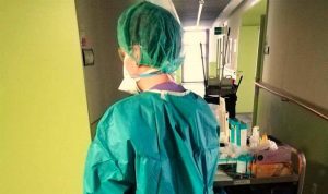 Con ocho meses de embarazo, la "so&ntilde;adora" Mar&iacute;a Le&oacute;n Pe&ntilde;a lo arriesga todo en la primera l&iacute;nea de combate contra la pandemia al trabajar jornadas de doce horas en un hospital en Arizona