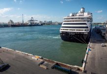 Desembarcan a mexicanos del crucero con contagiados de Florida Los cuatro mexicanos que viajaban a bordo de los cruceros con contagiados por coronavirus de Holland America Lines, que atracaron en Port Everglades, consiguieron desembarcar y dos están ya en México