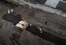 Estados Unidos es ya el país con más fallecidos en el mundo por COVID-19 Pese a las alarmantes cifras de fallecidos y contagiados, el presidente, Donald Trump, se ha mostrado optimista sobre la reactivación de la economía.
