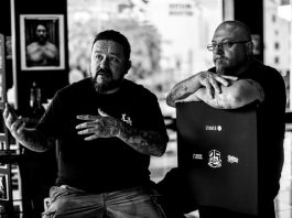 "L.A. Originals", los chicanos que dejaron huella en el hip-hop Con tatuajes, fotografías, grafitis y videoclips, la cultura chicana se integró en el hip-hop de la mano de Estevan Oriol y Mister Cartoon, dos grandes figuras del arte callejero que protagonizan el documental "L.A. Originals" que estrena Netflix.