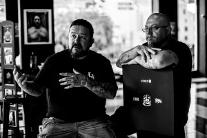 Con tatuajes, fotograf&iacute;as, grafitis y videoclips, la cultura chicana se integr&oacute; en el hip-hop de la mano de Estevan Oriol y Mister Cartoon, dos grandes figuras del arte callejero que protagonizan el documental "L.A. Originals" que estrena Netflix.