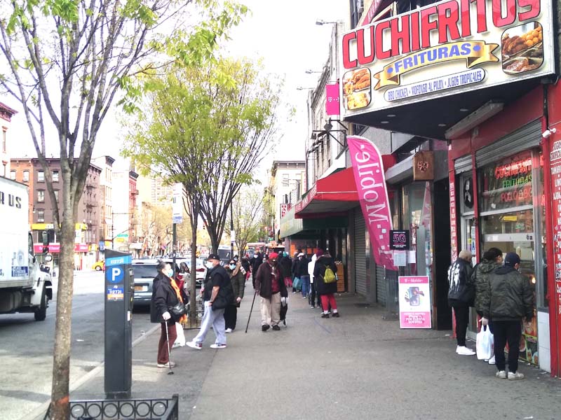 La vulnerabilidad es arma de doble filo, porque incrementa las posibilidades de contagio pero en fotos de esta semana, en barrios como East Harlem, en la calle 116, se continúa observando a personas de las llamadas minorías étnicas, sin protección facial y sin cumplir el distanciamiento.