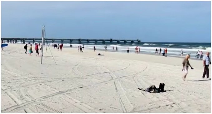 Las autoridades de Florida estudian la posible retirada escalonada de las medidas contra el COVID-19, en medio de las primeras protestas contra el confinamiento.
