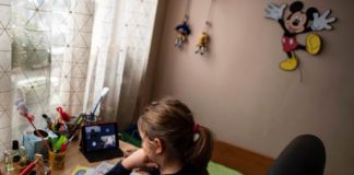 el estado, que abrió algunas playas este fin de semana, prepara un plan de reapertura en "tres etapas", aunque las escuelas continuarán cerradas por lo que queda de curso.