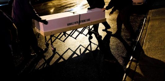 Funerarias de los distritos de Nueva York más castigados por el coronavirus, como el de Queens, intensifican estos días la utilización de ataúdes de cartón para cremaciones