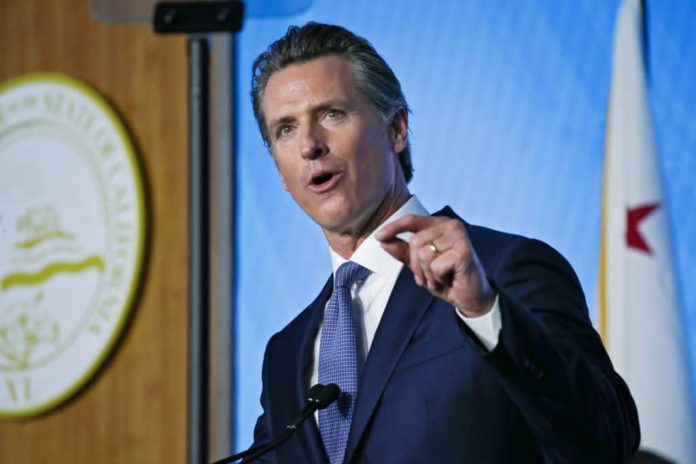 Gavin Newsom, dejó en claro este miércoles que California mantendría las ordenes de permanecer en casa para todo el estado, y que no hay una fecha establecida para relajar las restricciones por COVID-19.
