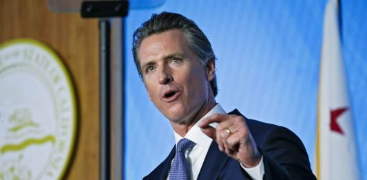 Un grupo de líderes religiosos del sur de California demandaron al gobernador de este estado, Gavin Newsom, y otros funcionarios porque las medidas para contener los contagios de coronavirus en la región supuestamente criminaliza el libre ejercicio de la religión.