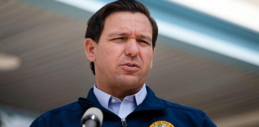 El gobernador floridano dijo que firmaría una orden ejecutiva que limitará toda actividad en Florida a servicios esenciales durante los próximos 30 días.