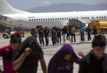 El ministro de Salud de Guatemala, Hugo Monroy, afirmó este martes que un vuelo de deportados procedente de Estados Unidos arribó al país con al menos un "75 por ciento" de migrantes retornados contagiados de coronavirus.