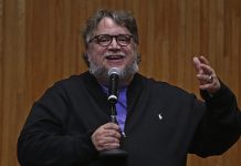 Guillermo del Toro criticó la actuación policial contra un hombre que no portaba mascarilla y pidió al gobernador Enrique Alfaro que se actúe con "humanidad".