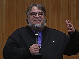 Guillermo del Toro criticó la actuación policial contra un hombre que no portaba mascarilla y pidió al gobernador Enrique Alfaro que se actúe con "humanidad".