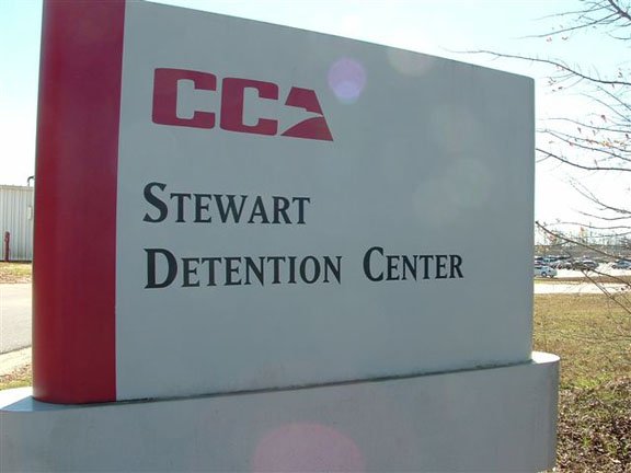Seg&uacute;n ICE, hay dos reclusos enfermos en el Centro de Detenci&oacute;n de Stewart, uno de Honduras y otro de Bangladesh, y un colombiano en el Centro de Detenci&oacute;n de Irwin, y los tres permanecen aislados del resto de presos.