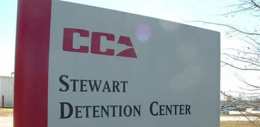 Según ICE, hay dos reclusos enfermos en el Centro de Detención de Stewart, uno de Honduras y otro de Bangladesh, y un colombiano en el Centro de Detención de Irwin, y los tres permanecen aislados del resto de presos.