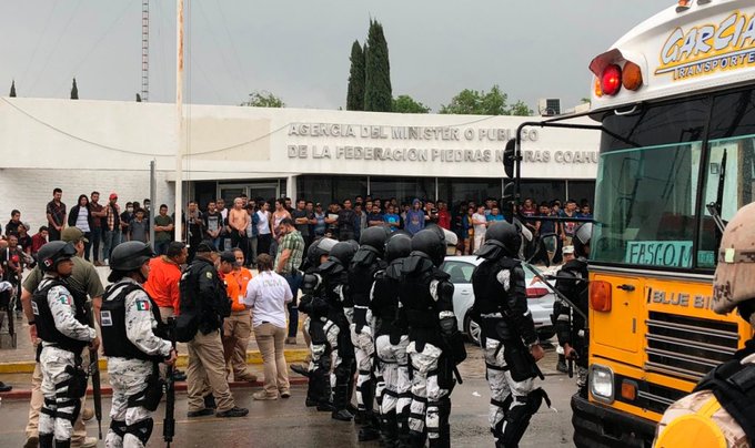 En el incidente fueron detenidas seis personas y al menos ocho m&aacute;s lograron escapar por la parte trasera del albergue, en el que se encontraban 163 ciudadanos de varias nacionalidades.